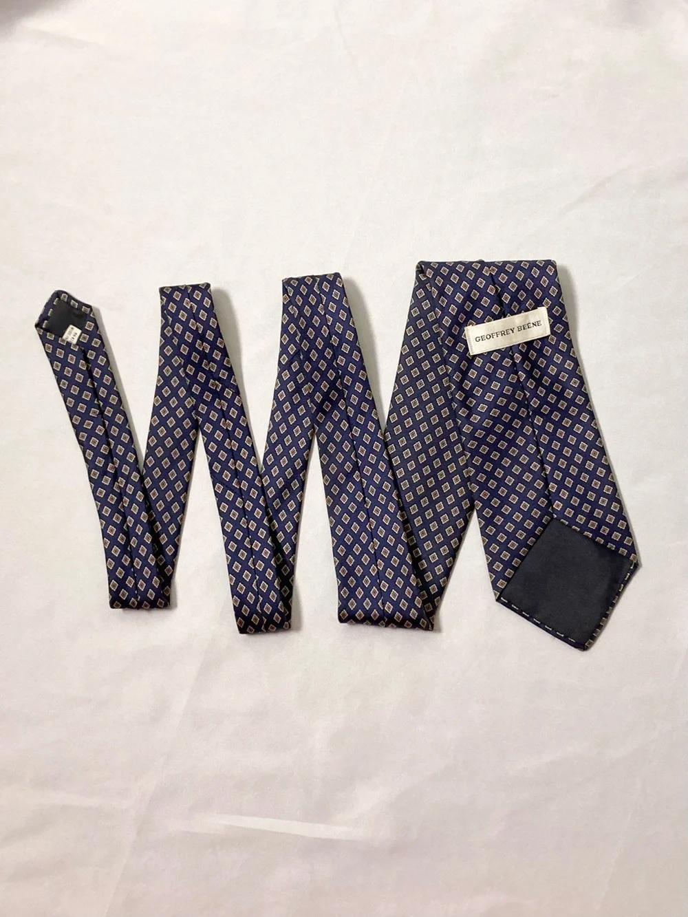 ⭐️ Geoffrey Beene Navy Blue Diamond Pattern 100% Silk Necktie